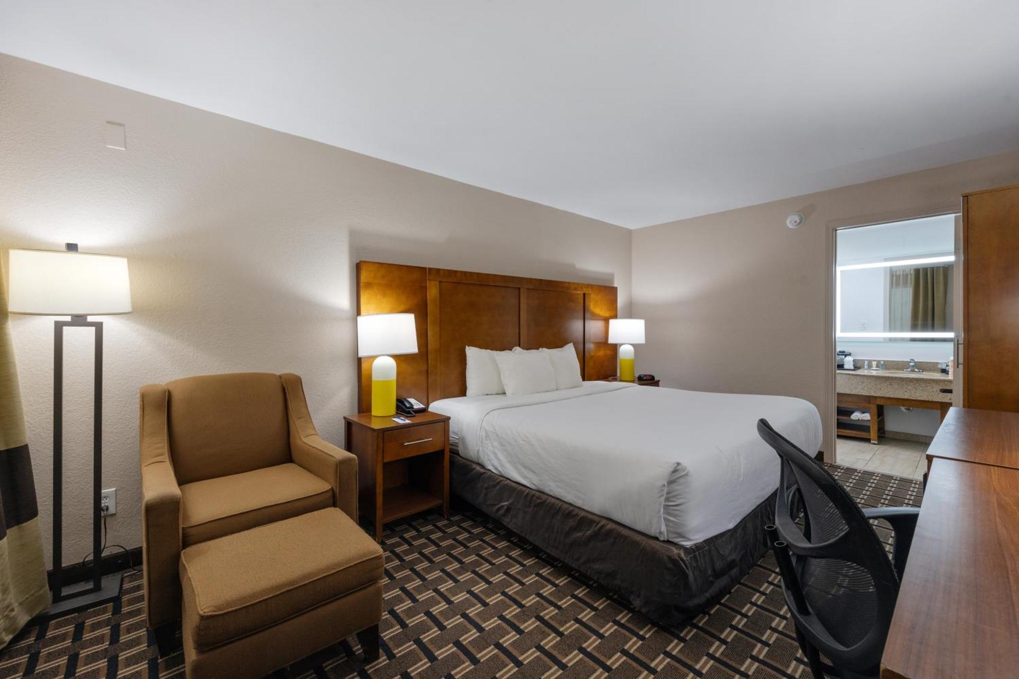 Comfort Downtown - Music Center 3*